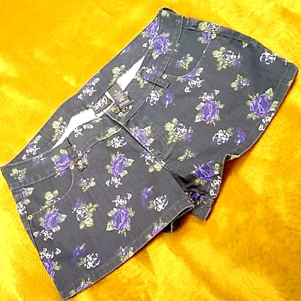 New Floral City Streets Short Junior Size 15 New